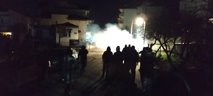 18 συλλήψεις για τα επεισόδια έξω από το σπίτι της βουλευτού του ΣΥΡΙΖΑ Μπέττυς Σκούφα